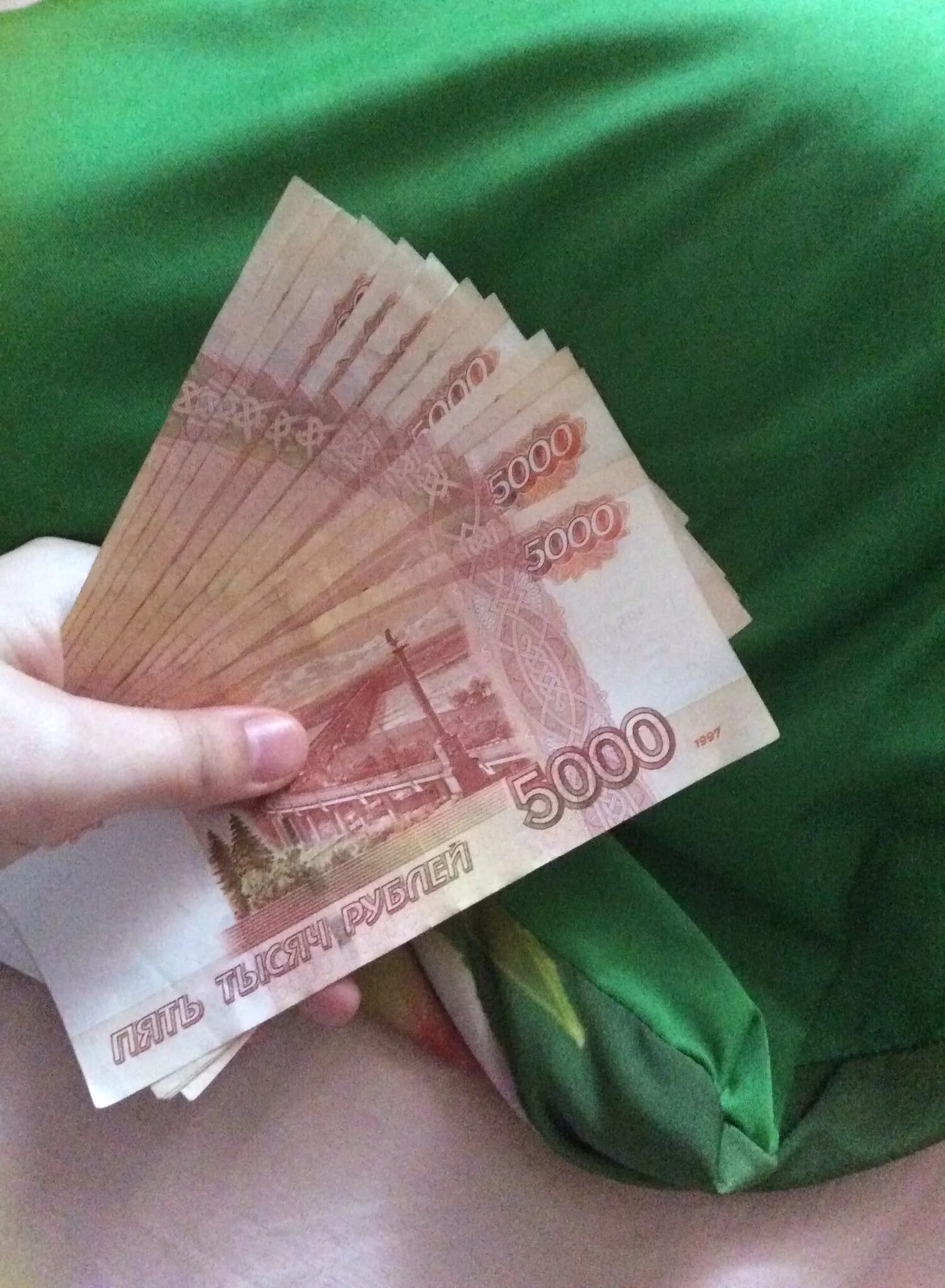 30 тысяч рублей в руках. Деньги рубли. 100 000 на руки. 100 000 на руки. 500 тыс рублей купюра.