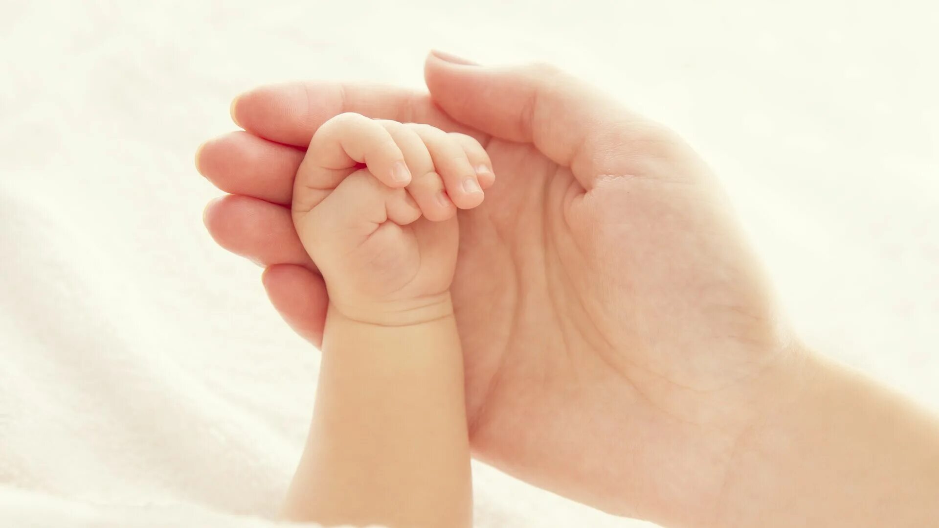 Фотосессия новорожденных руки. Baby black on hand. Ребенок на руках. Новорожденный на руках. Рождение с рукой.