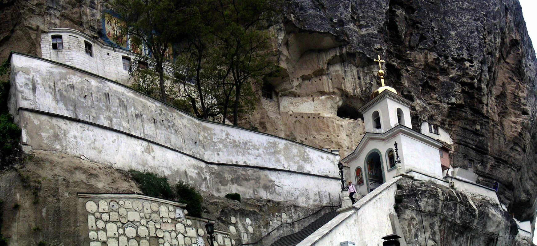 Монастырь в горе в крыму. Свято-успенский пещерный монастырь. свято-успенский монастырь бахчисарай крым. бахчисарайский успенский монастырь. пещерный храм бахчисарай.
