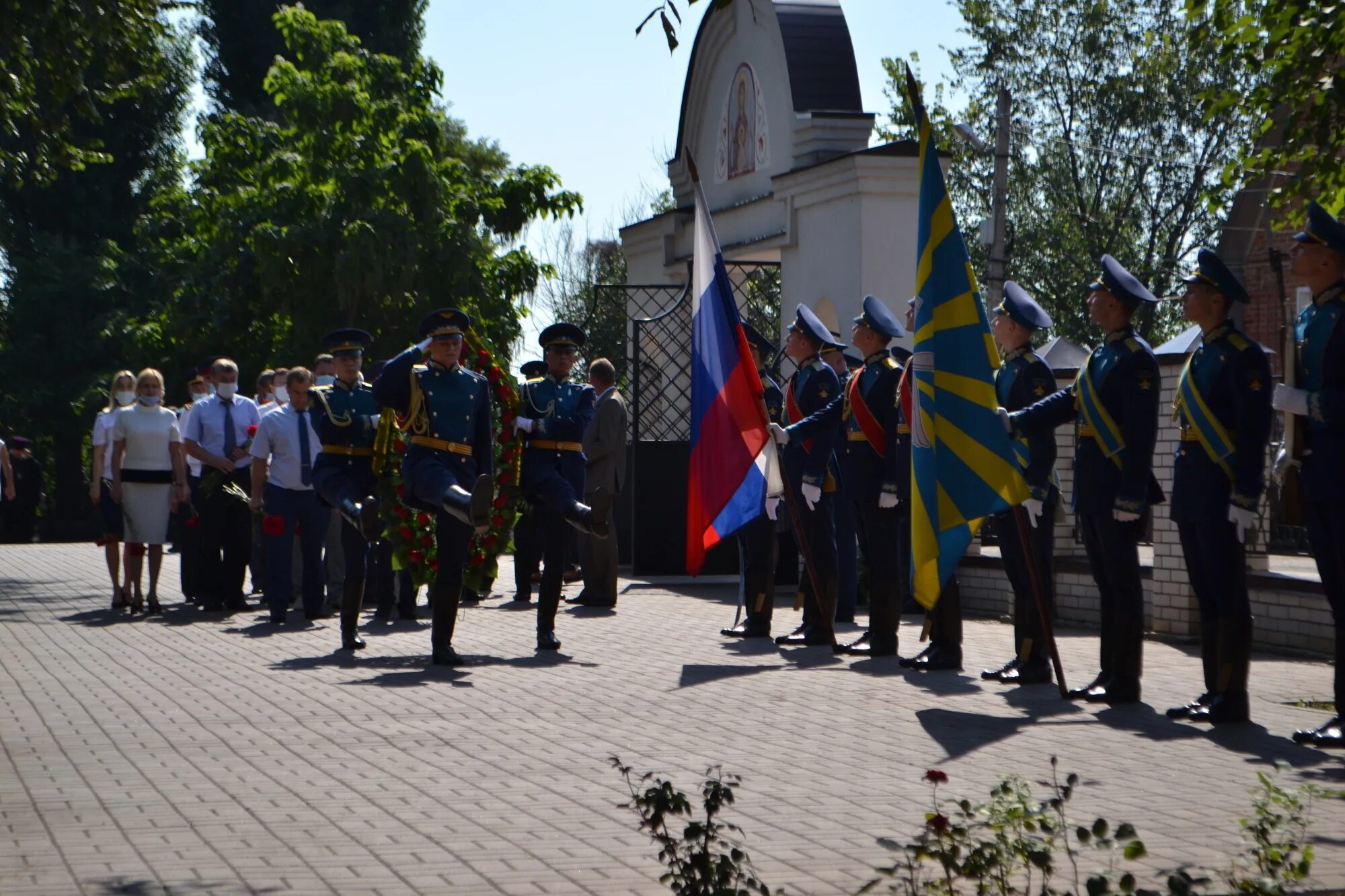 Воронеж возложение венков. Венок на возложение ВДВ. Воронеж возложение венков 17 апреля 2023г. Кошель МЧС Воронеж.