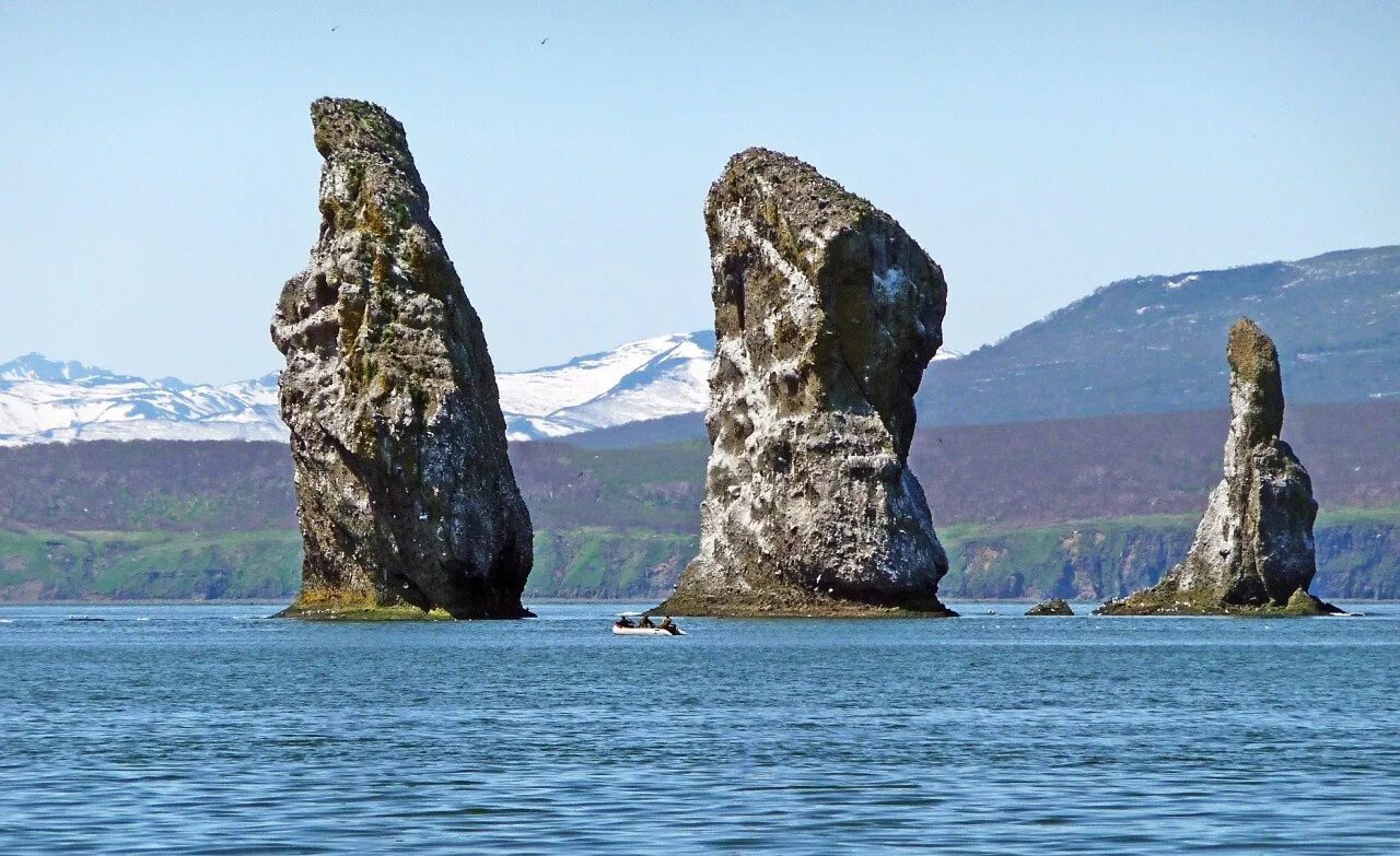 Скалы три брата камчатка. Скала три брата. Авачинская бухта три брата на камчатке. Скала три брата. Авачинская бухта три брата.