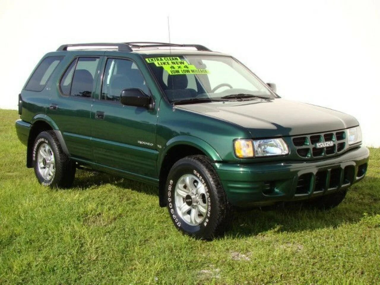 Same green. Same green. Same green. Same green. Фон трава и небо.