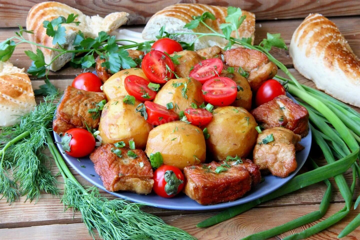 Мясо в казане с картошкой и овощами. Картошка с мясом в казане. Праздничные блюда на огне. Картошка с овощами в казане.