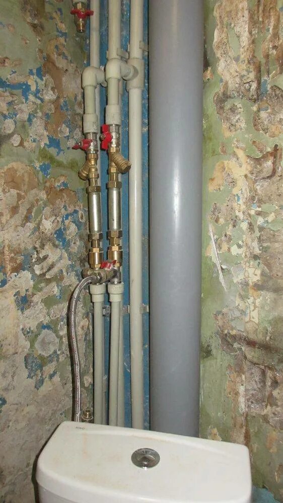 Водопровод в квартире. Трубы сантехника водопровод. Железные трубы для водопровода в квартире. Труба для горячей воды водоснабжения.