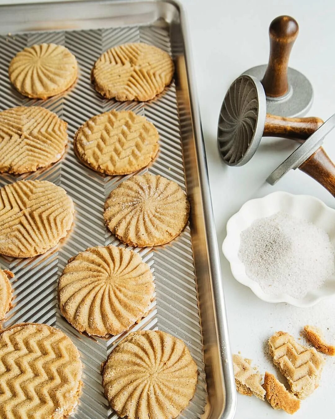 Как сделать домашние печенья в формочках. Сковорода для треугольных печений. Форма для выпечки песочного теста. Как сделать домашние печенья в формочках. Печенье из формочек.