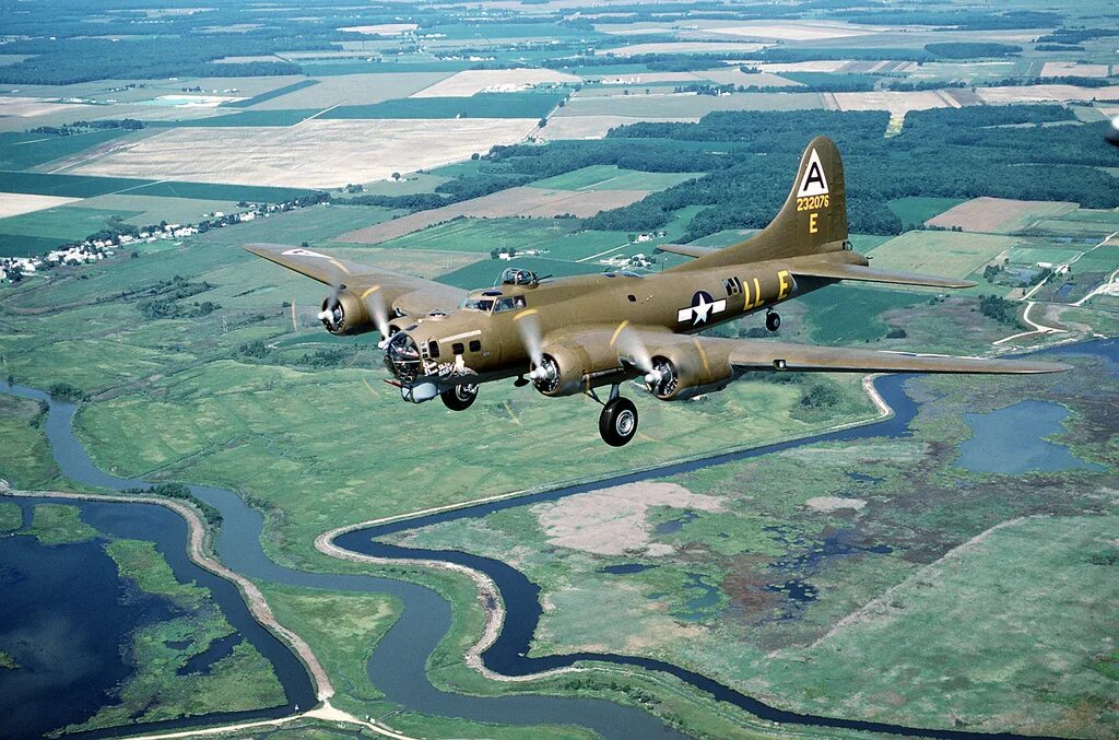 Б 17 летающая крепость. Boeing b-17. американский бомбардировщик б-17. boeing b-17 flying fortress самолет. боинг б-17 летающая крепость.