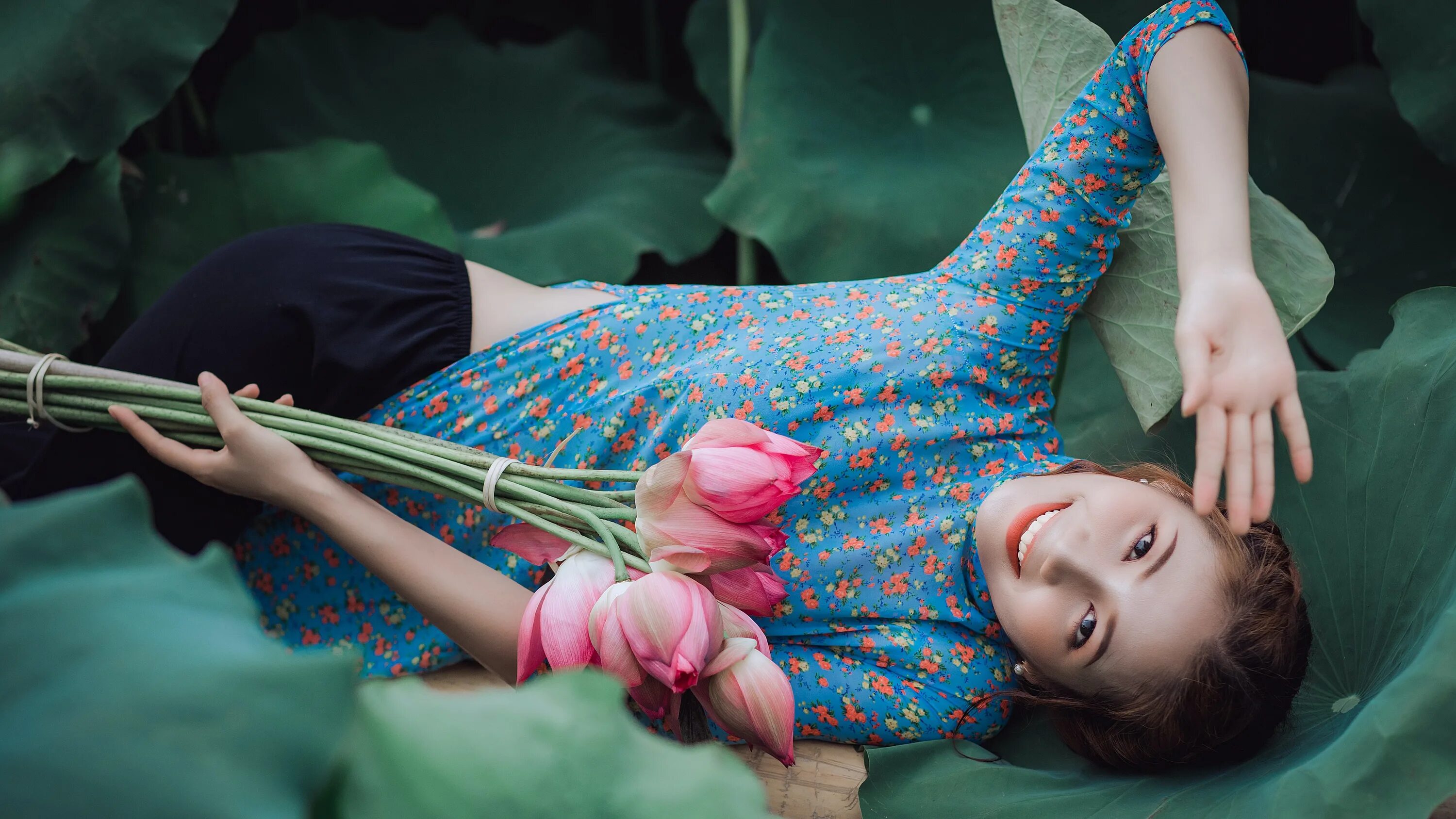 Текстиль цветы девушка. Включи девочка девочка женщина. Включи девочка девочка женщина. Женщина девочка девочка. Девушки и женщины.