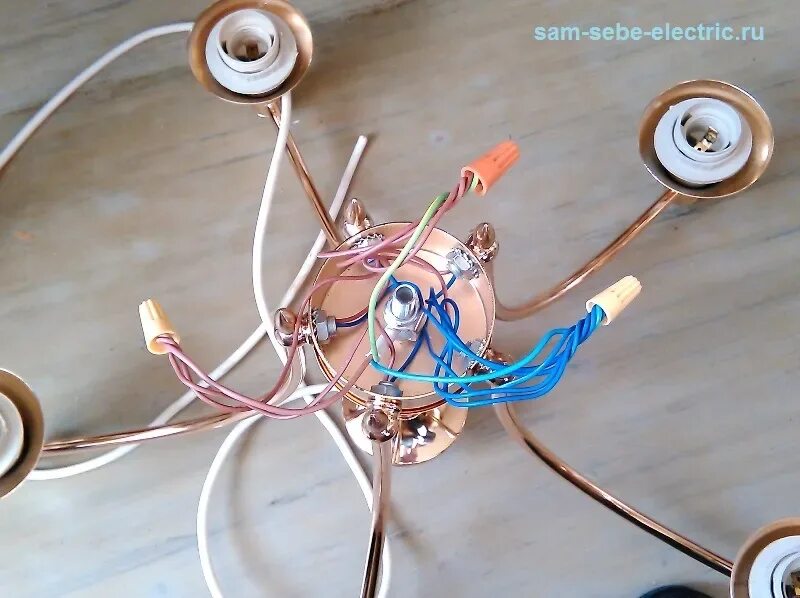 Как подключить светильник 4 провода. Подключить люстру на двойной выключатель на 4 провода. Люстры с двумя проводами. Соединить светильник с проводом. Подсоединить люстру.