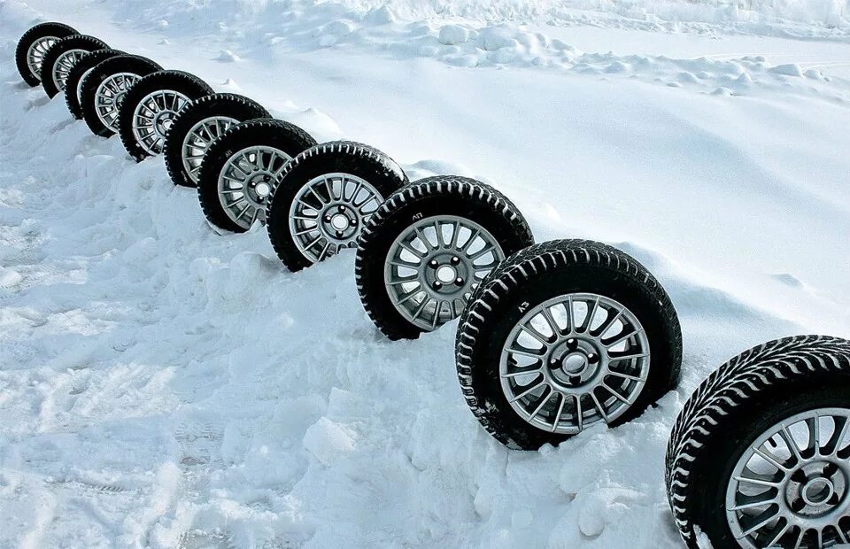 Какая цена зимней. Зимняя шипованная резина r16 Снежинка. Шипованные шины для зимы ВАЗ 2110. Колесо зима. Колесо с шипованной резиной.