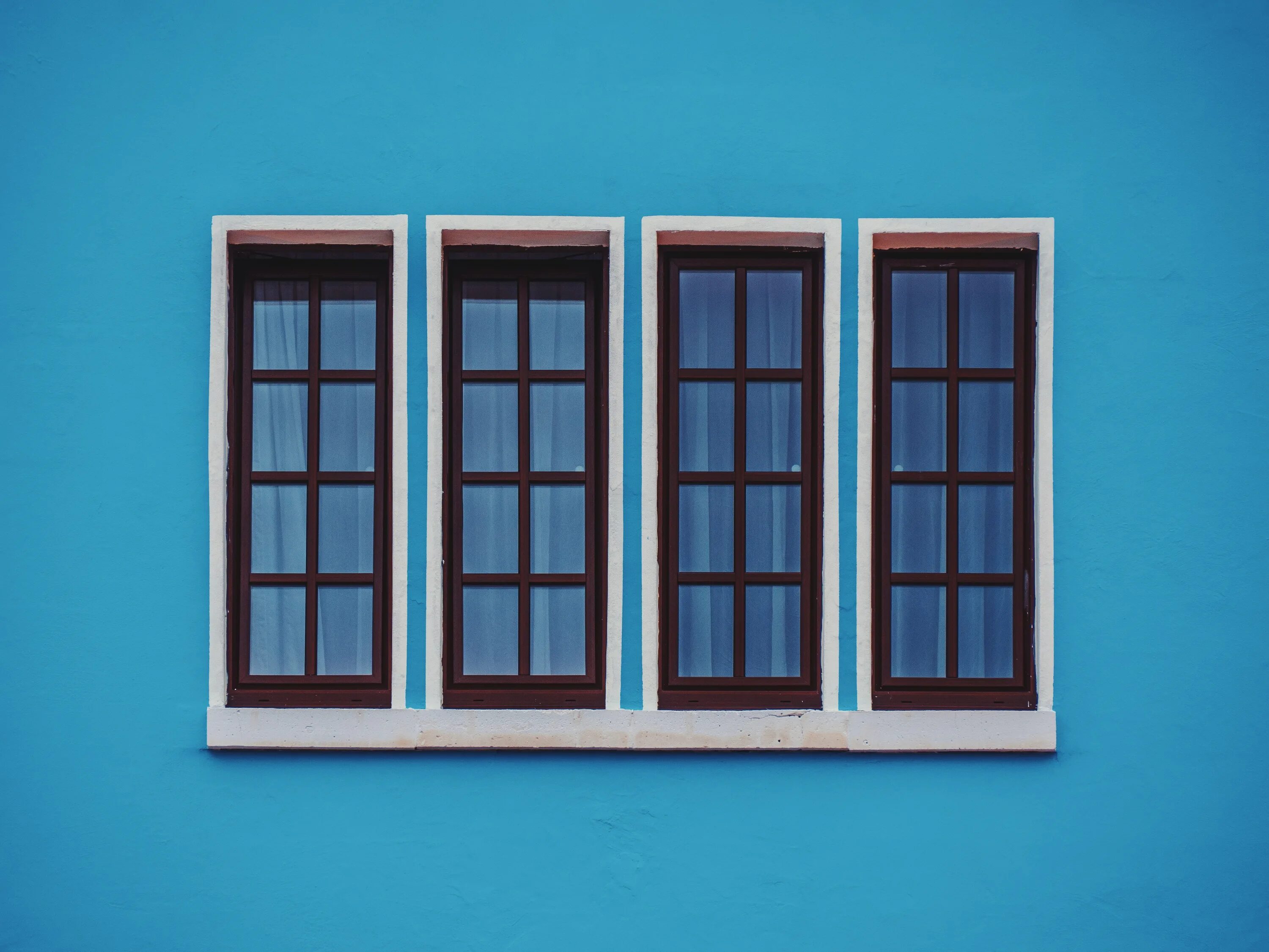 Синие окна. Окна на фасаде. Окно для фотошопа. Голубое окно.
