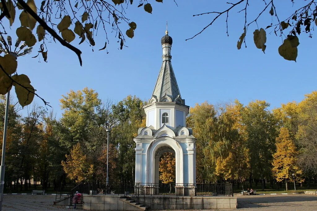 Парк памяти белгород. Парк Гагарина Белгород часовня. Часовня Почаевской иконы Божией матери. Часовня Богородицы Белгород. Храм Почаевской Божьей матери г Белгород.