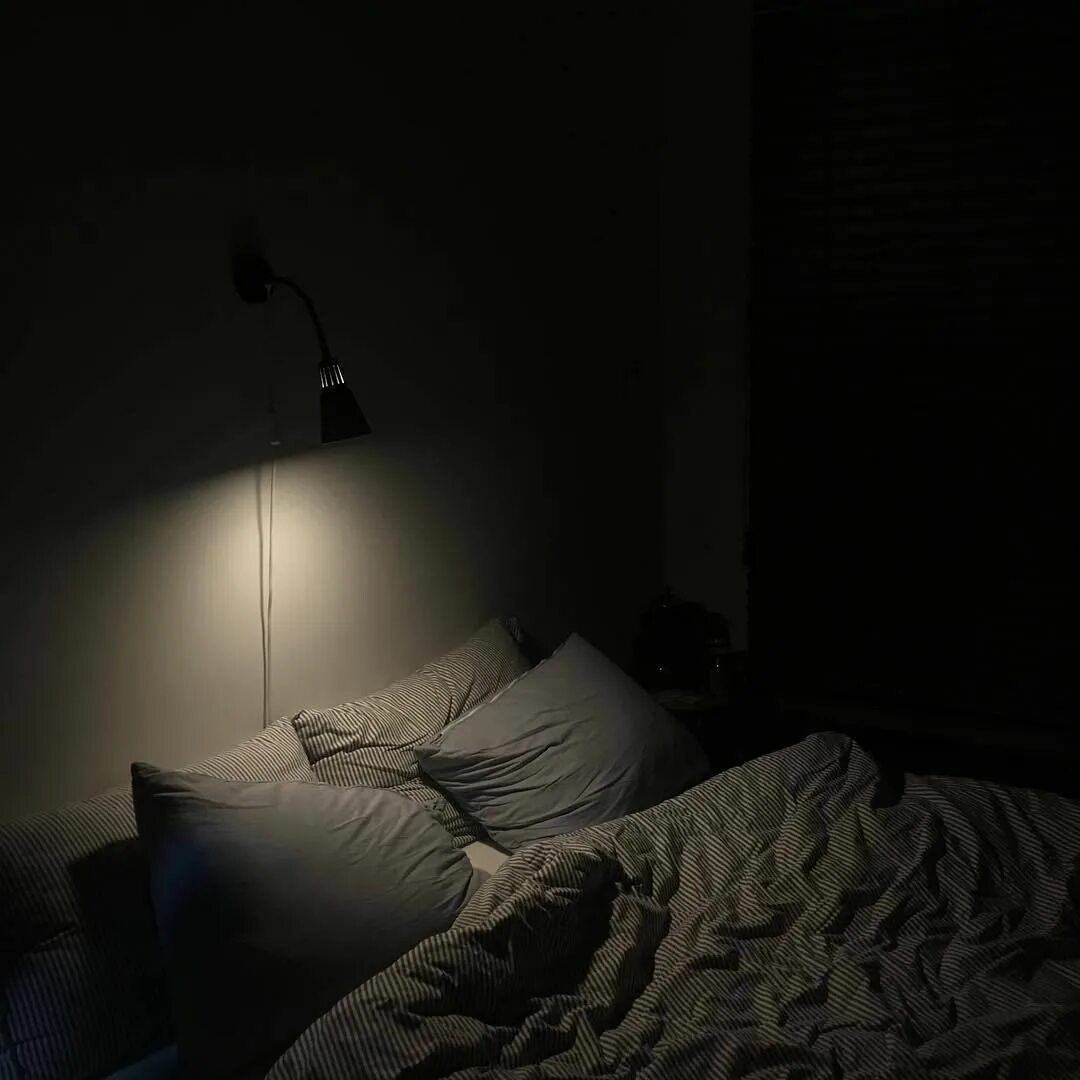 Свет на твоей кровати. Кровать ночью. Комната с кроватью в темноте. Тесная комната с крлватью. Спальни с кроватями в темноте.