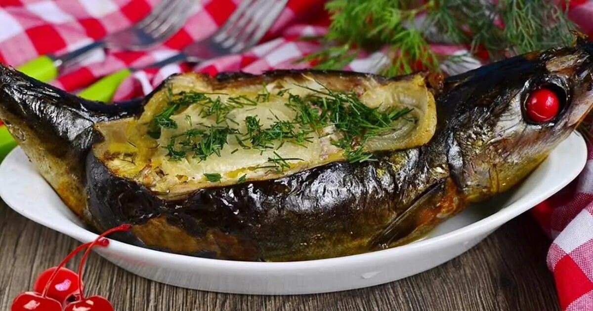 Скумбрия в духовке самый вкусный. Скумбрия сибас. Скумбрия запеченная в духовке в фольге. Рыба скумбрия в духовке. Рыба скумбрия скумбрия запеченная.