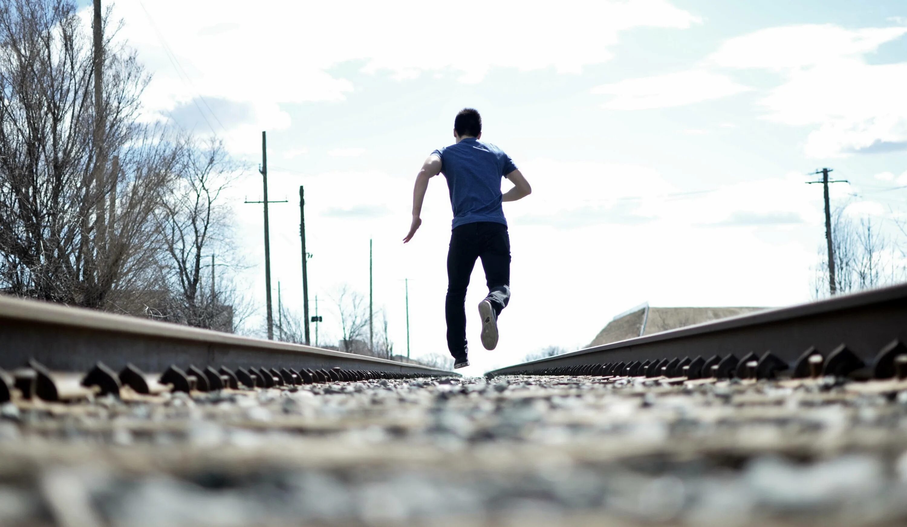 Runaway walk. Человек убегает. Парень убегает. Бегущий по рельсам. Спины убегающих.