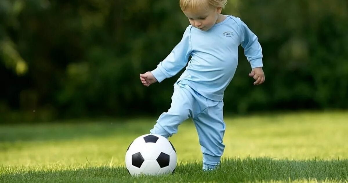 Игры мяч мальчик. Ребенок с футбольным мячом. Мячики для детей. Мальчик с футбольным мячом. Маленький футболист.