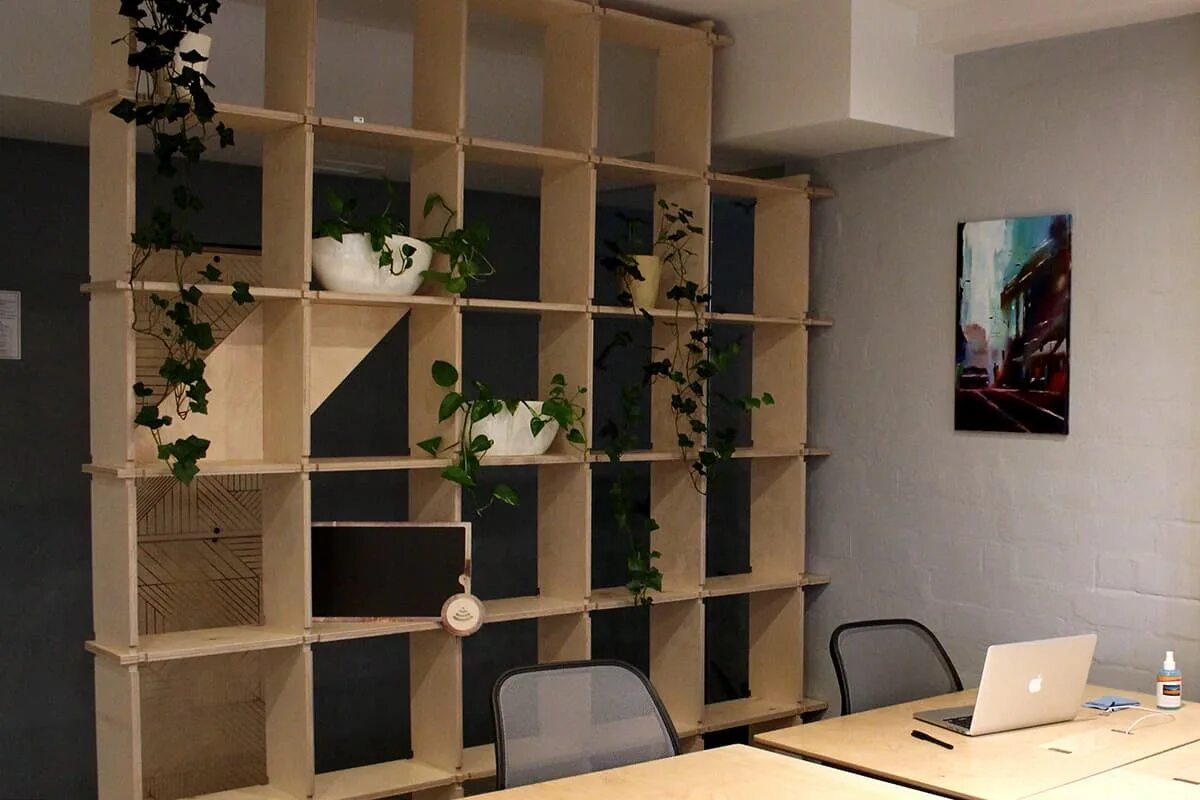 Стеллажи перегородки для зонирования пространства в комнате. Декоративная перегородка с полками. Книжный стеллаж из фанеры. Стеллаж на стену. Перегородка для зонирования с полочками.