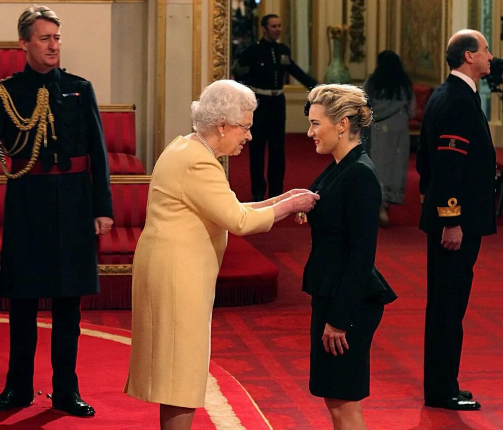 Королева елизавета в фильме джеймс бонд. Королева елизавета и бонд. Королева елизавета в фильме джеймс бонд. Королева бонда. Королева елизавета в фильме джеймс бонд.