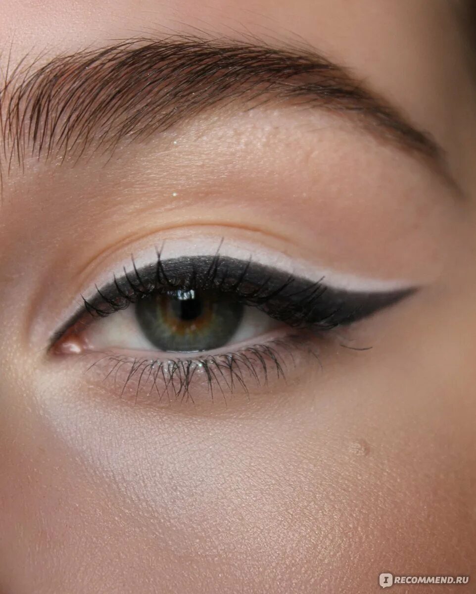 Двойная стрелка макияж. Двойные стрелки на глазах пошаговая. Стрелки для глаз пошагово. Стрелки на глазах. Макияж 60-х годов.