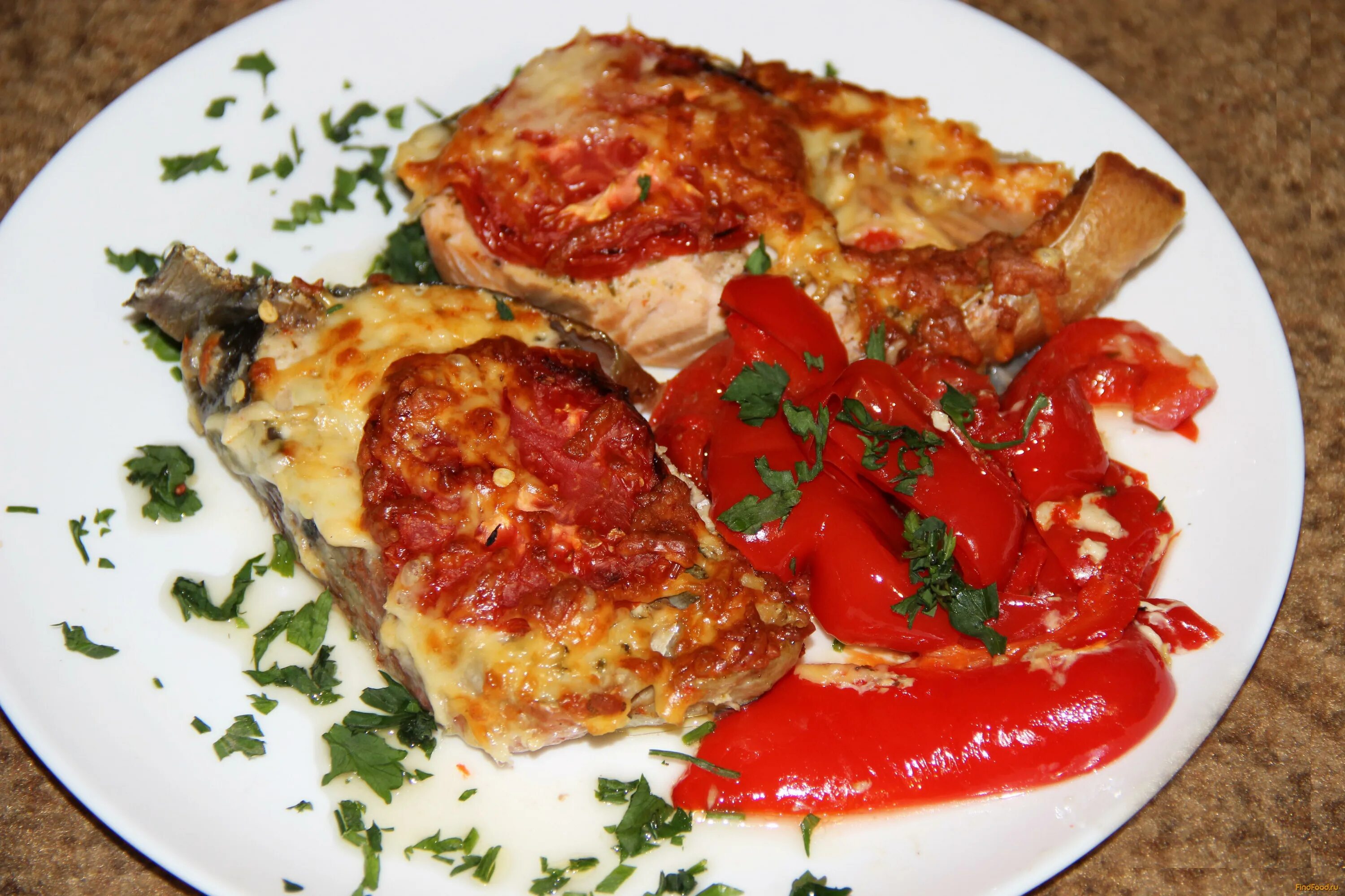 семга под сыром. горбуша с овощами. горбуша с овощами в духовке. рыба под овощами в духовке. кета в духовке с помидорами и сыром.