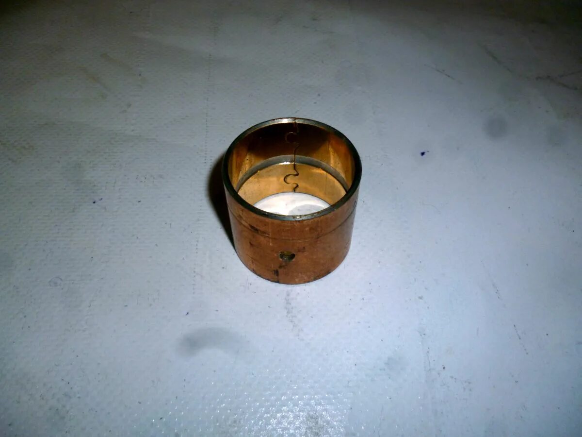 Втулка шатуна д 245. Втулка шатуна д-144. Втулка ямз шатуна 2361004052б2. Втулка шатуна д37м-1004115. Втулка т-40 д144-1004115 шатуна (бронза).