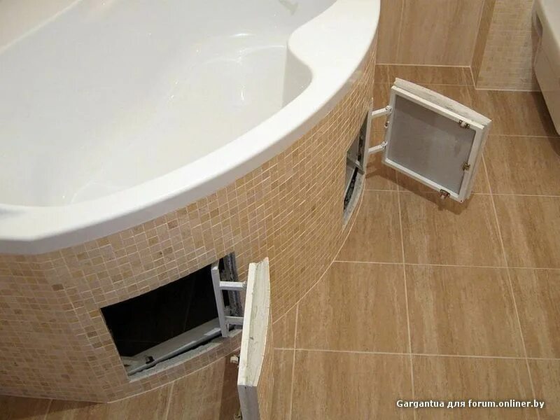 Угловой люк. Экран для угловой ванны из плитки. Люк в ванну полукруглый. Экран для ванны полукруглый. Экран под ванную угловой.