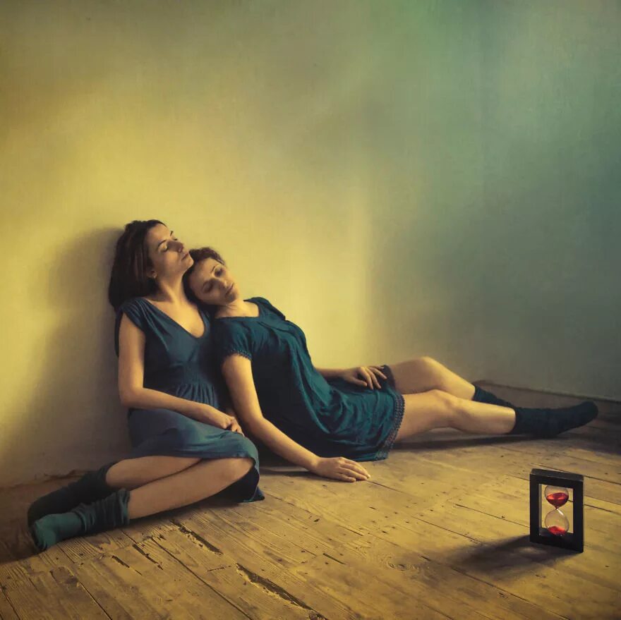 анастасия филдс. счастливая пара. мужчина и женщина занимаются. девушка сидя на полу. девочки обоих полов.