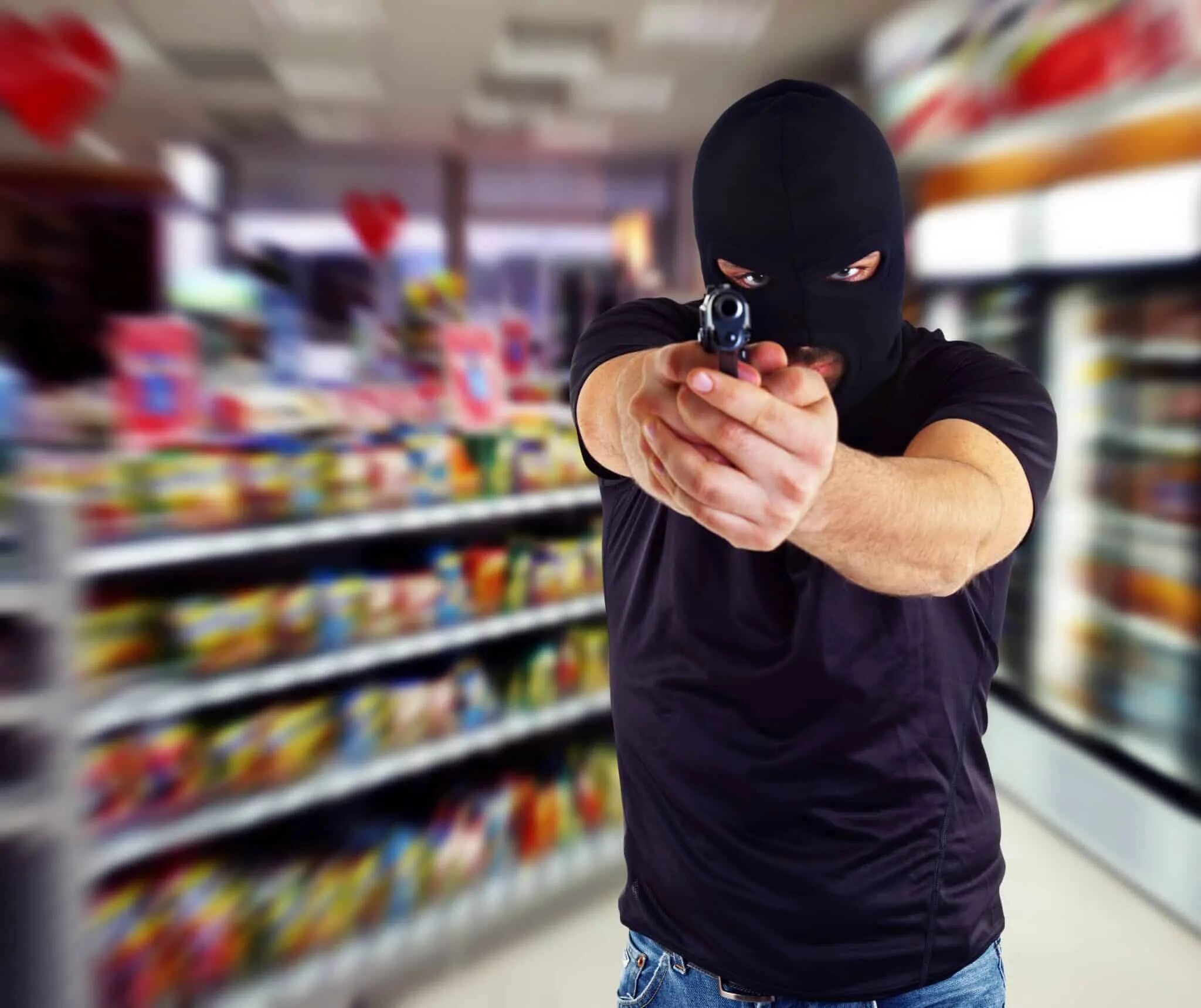 Вооруженное нападение на человека. Грабитель в магазине. Ограбление продуктового магазина. Grablenia magazina. Грабитель с пистолетом.