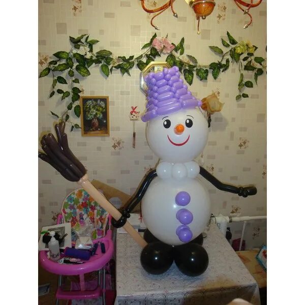 Снеговик шаров. Снеговик из воздушных шаров. Снеговик из шариков воздушных. Снеговики из воздушных шариков к новому году. Снеговики из надувных шаров.