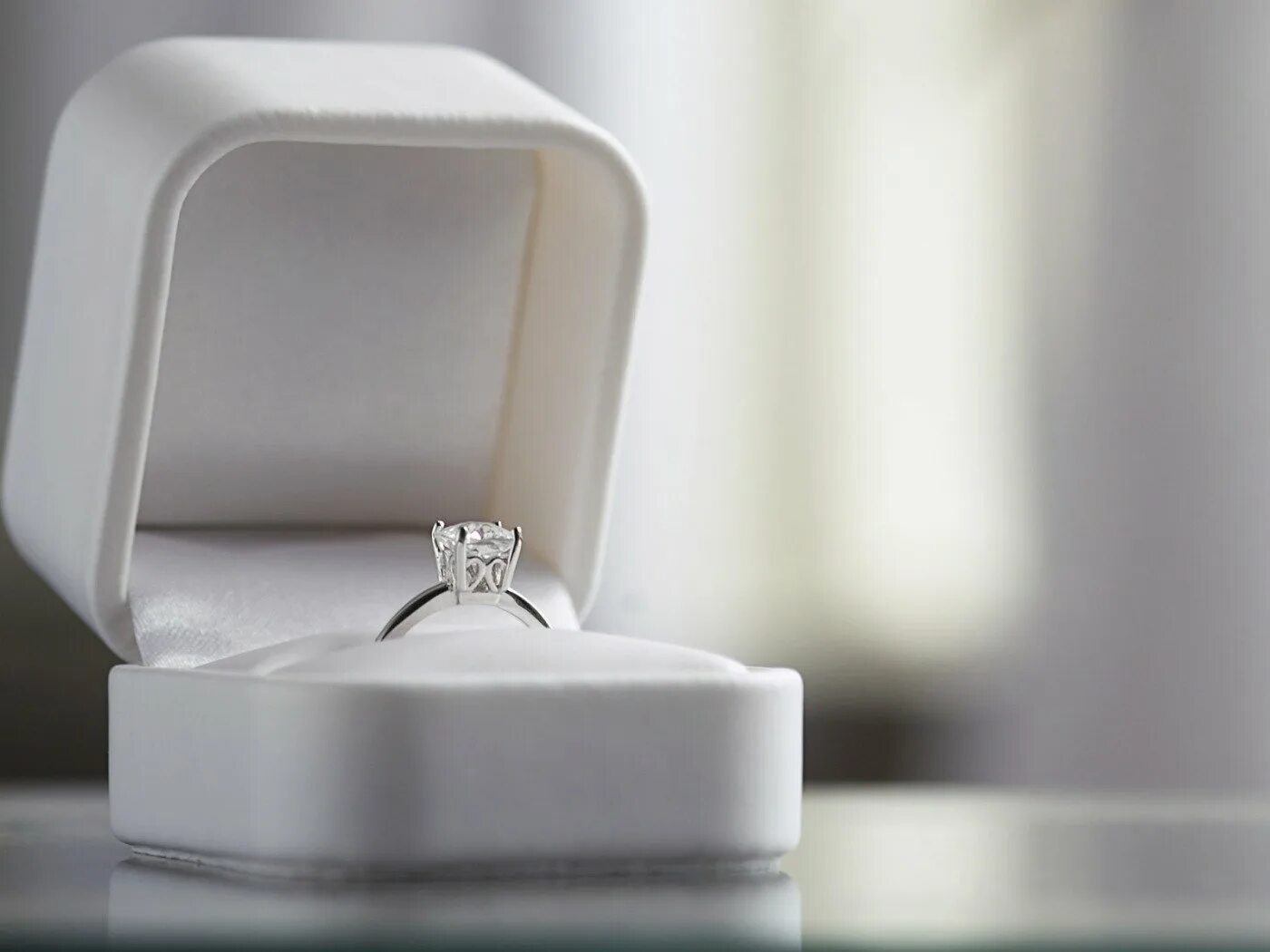 Кольцо с бриллиантом в коробочке. Кольцо в коробочке. Коробка футляр. Помолвочное кольцо в коробочке. Коробочка для помолвочного кольца.