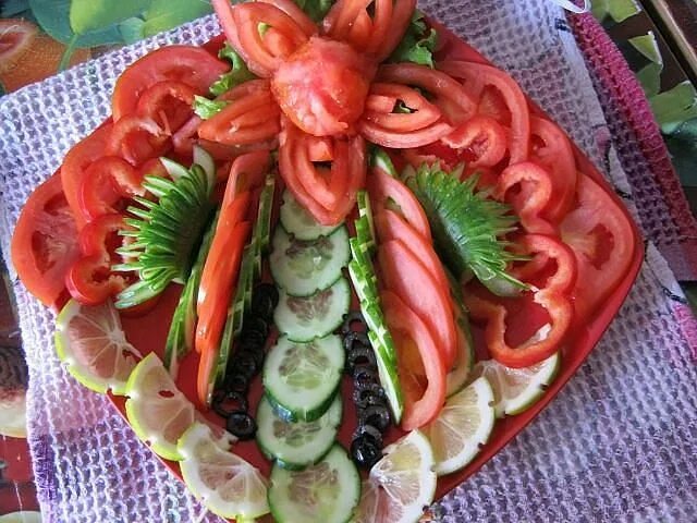 Украшение нарезки. Украшение блюд. Красивая нарезка овощей и фруктов. Красивое украшение праздничного стола. Украсить праздничный стол.