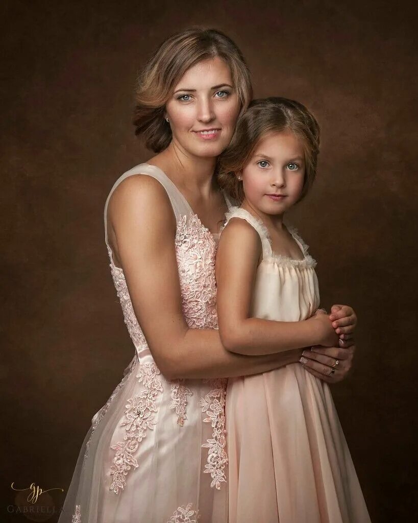 Mother and daughter family. Мама и дочка. Портретная фотосессия мама и дочка. Дочки-матери. Мама и дочь фотопортрет.