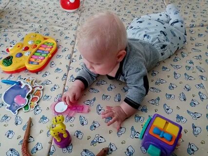Малышу 8 месяцев не ползает