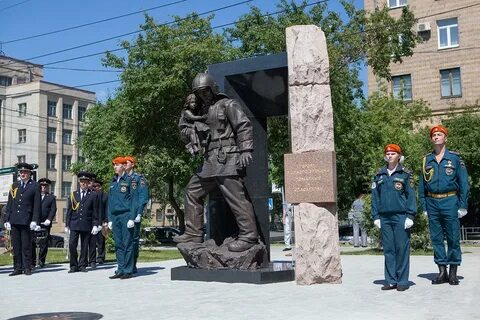 Памятник пожарным спасающим жизни
