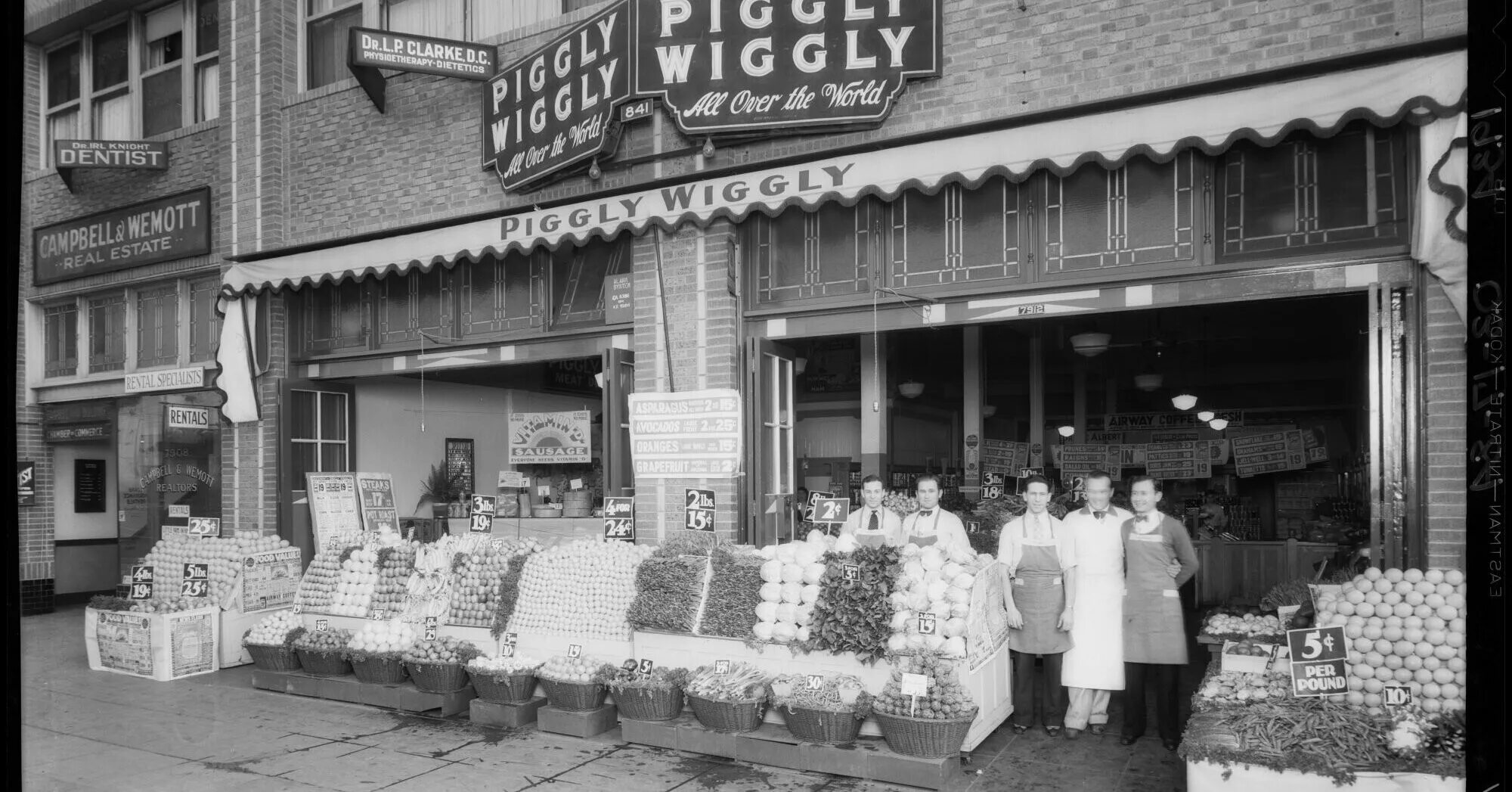 Первый магазин квартир. Piggly Wiggly магазин в Америке 1900. Пигли Вигли. Магазин Пигли Вигли. Кларенс Сондерс Piggly.
