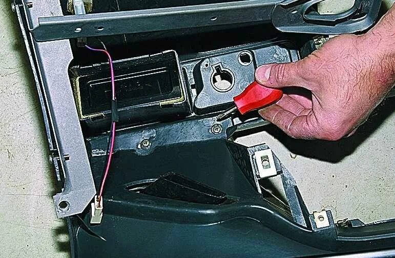 Снятая панель на ваз 2115. Приборная панель ваз 2114 крепеж. Ваз 2114 консоли панели приборов. Крепление торпеды ваз 2115. Крепление панели приборов ваз 2109.