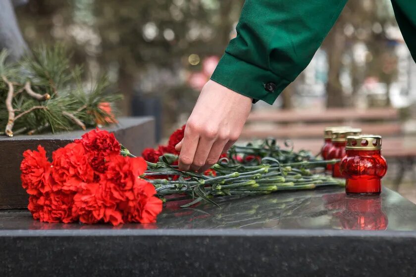 Акция возложения цветов стена скорби в Москве. 9 Мая день траура и скорби. Картинка возложение цветов афиша. Фото гирлянды для возложения к памятнику Скорбящей матери. Траур в красноярске