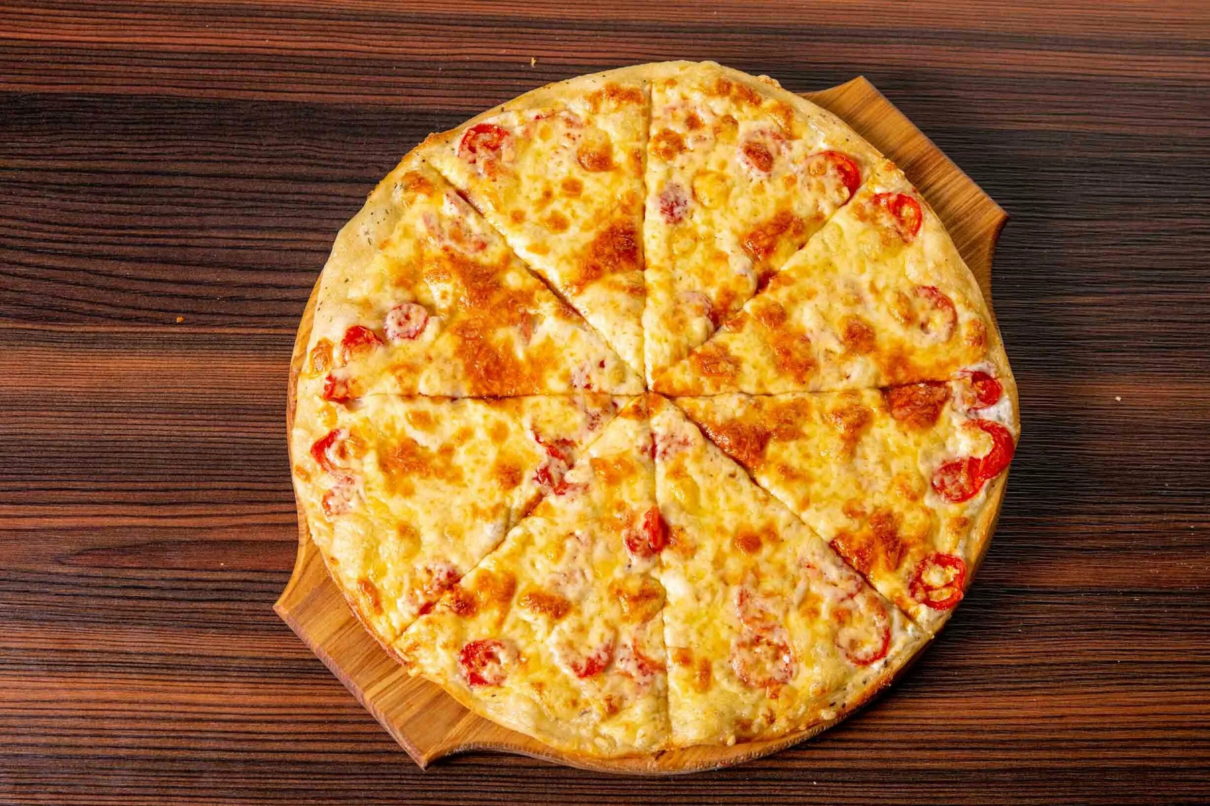 Сырная пицца. Кесадия пепперони. Пицца четыре сыра. Пицца с сыром. Пицца четыре сыра вид сверху.