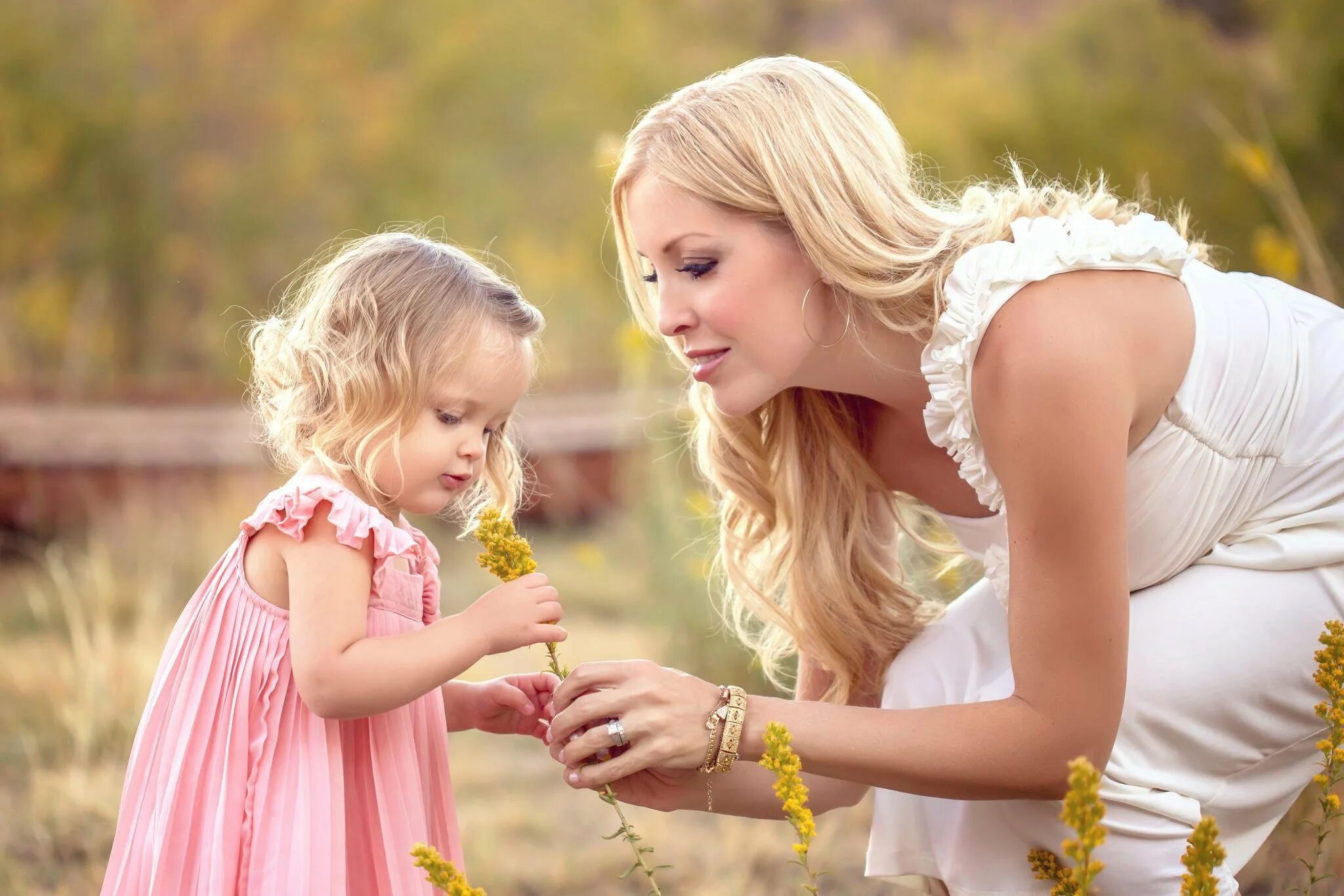 Baby daughters. Женщина с ребенком. Мама и дочка. Красивая мама с ребенком. Девочка с мамой.