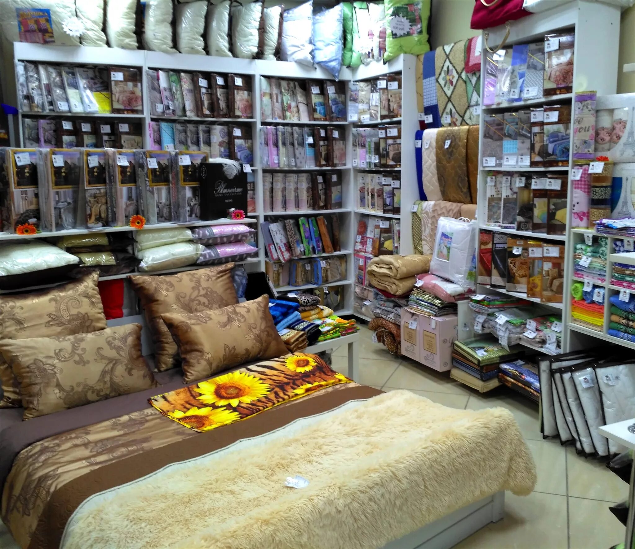 пэчворк для домашнего уюта. домашний текстиль вывеска. интерьер магазина постельных принадлежностей. магазин постельного белья пермь. магазин постельного белья пермь.