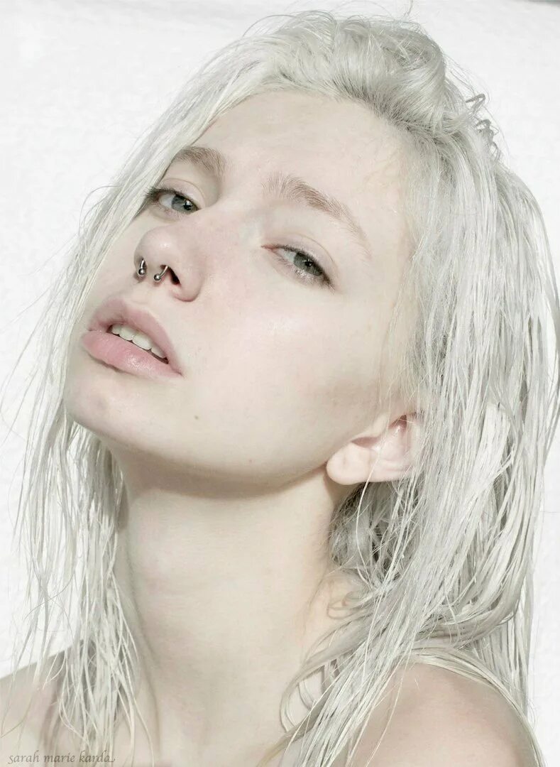 Елизавета калтыгина альбинос. Дарья жемкова модель блонд. Анастасия юдина модель беловолосая. Аннасофия робб цири. Сара мари карда зелеными волосами.