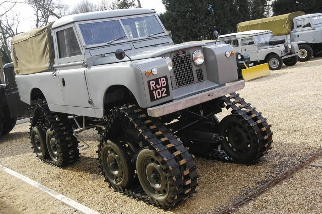 Автомобиль повышенной проходимости. Land Rover 109 гусеничный. Гусеничный ленд Ровер Дефендер. Land Rover 1958. Land Rover Defender на гусеницах.