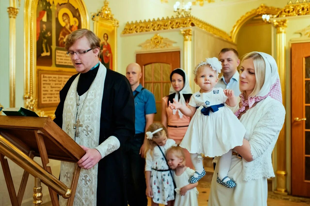 Крестины ребенка. Дети с родителями в храме. Крестины в храме. Крещение детей в церкви.
