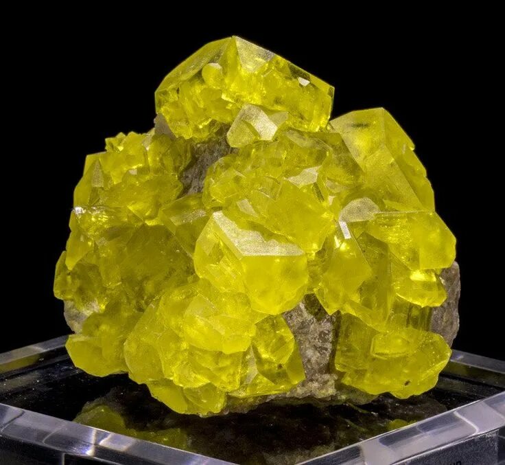 красивый серый камень. камень круглой формы. родусит камень. сер камень. галька круглая.