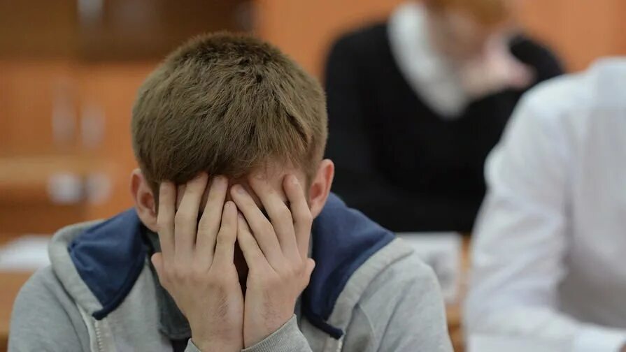 Оскорблять школьников
