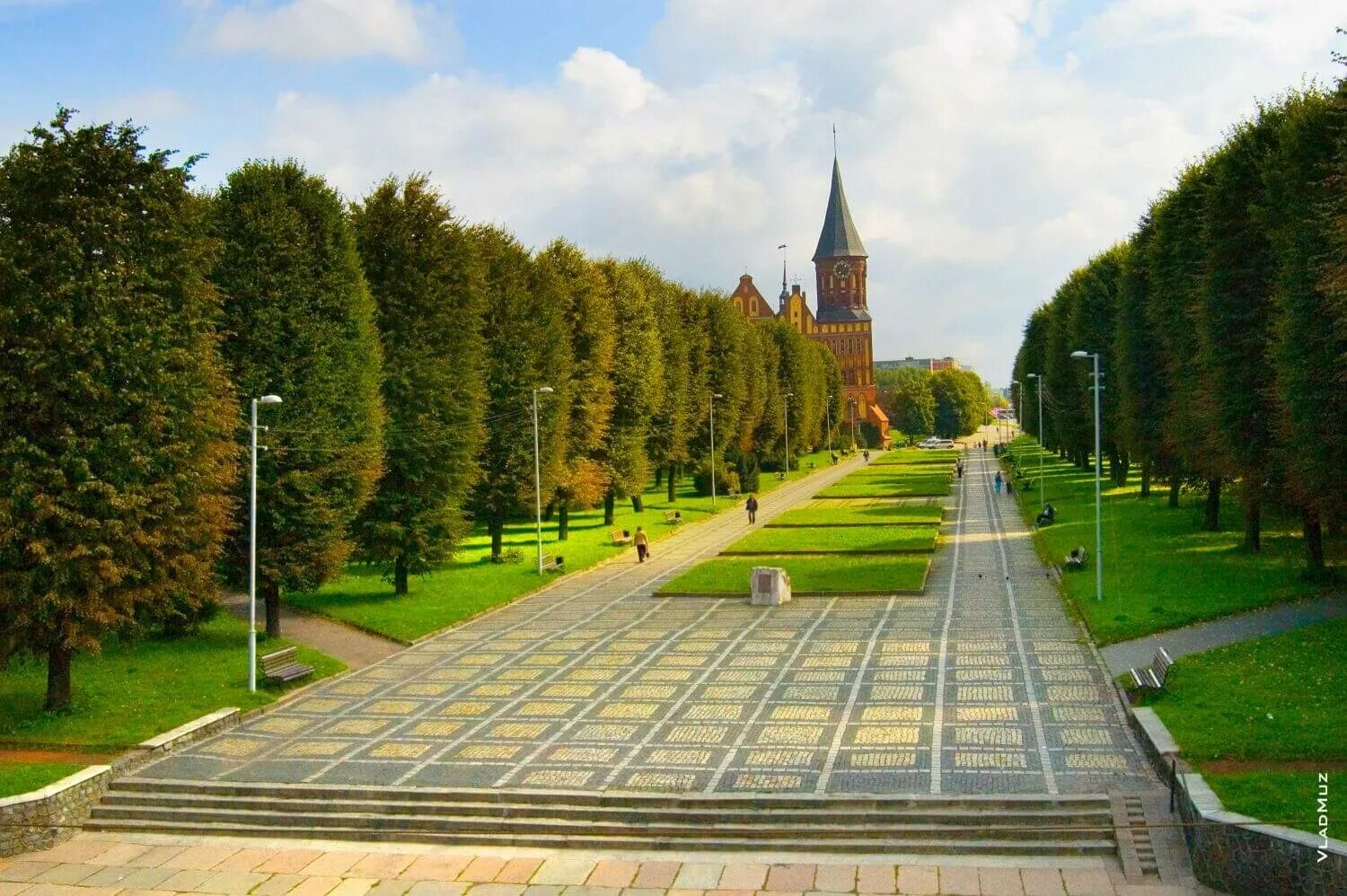 Калининградские красивые места. Парк в кафедральном соборе Калининграда. Городской округ Калининград остров Канта.