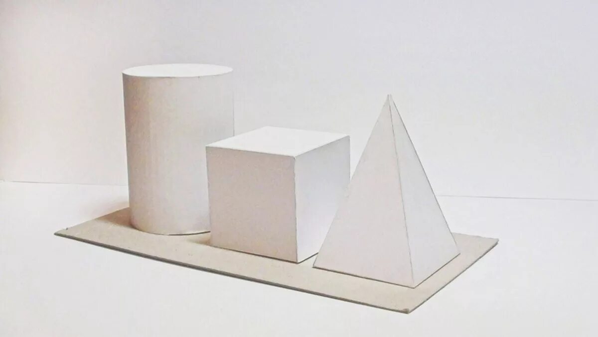 композиция из бумажных кубов. объемные геометрические фигуры. конусы пирамиды кубы цилиндры. гипсовые фигуры для рисования. конусы пирамиды кубы цилиндры.