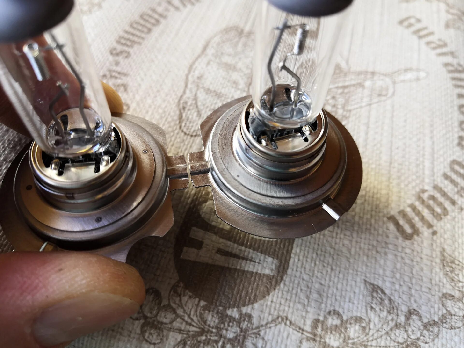 Лампа osram g24q-2 18w 830. Лампа энергосберегающая клл 18вт pl-c 18/840 4p g24q-2. Лампа люминесцентная osram dulux d 18 w/830 g24d-2 osram. Лампа osram dulux d 18w/41-827 g24d-2 теплая. Лампочку 18.