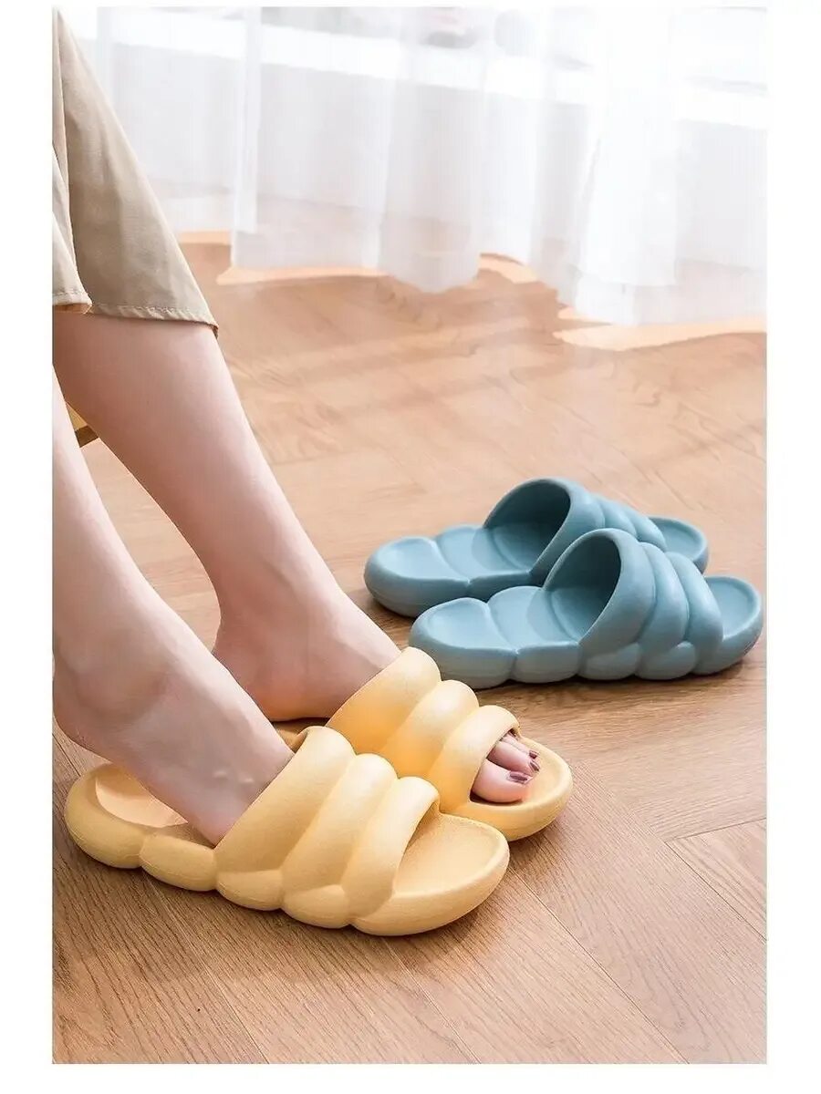 Трендовые тапки. Тапки yeezy slide. Трендовые тапки. Тапочки yeezy slide бежевые. Трендовые тапочки резиновые.
