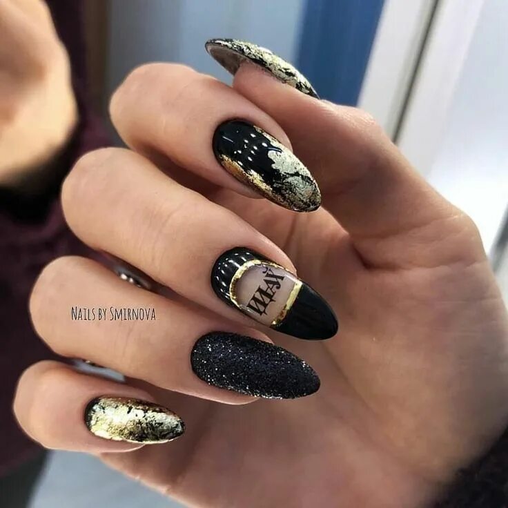 Миндаль черный маникюр с золотым дизайном Pin by Kylie Bruno on nailss Black nail designs, Nails design with rhinestones,