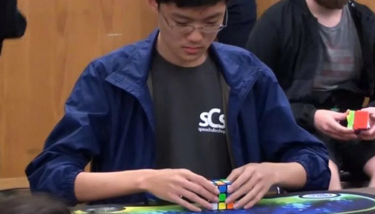 Робот спидкубер. Рекорд кубика Рубика. Мировой рекорд по кубику рубику. Китаец спидкубер.